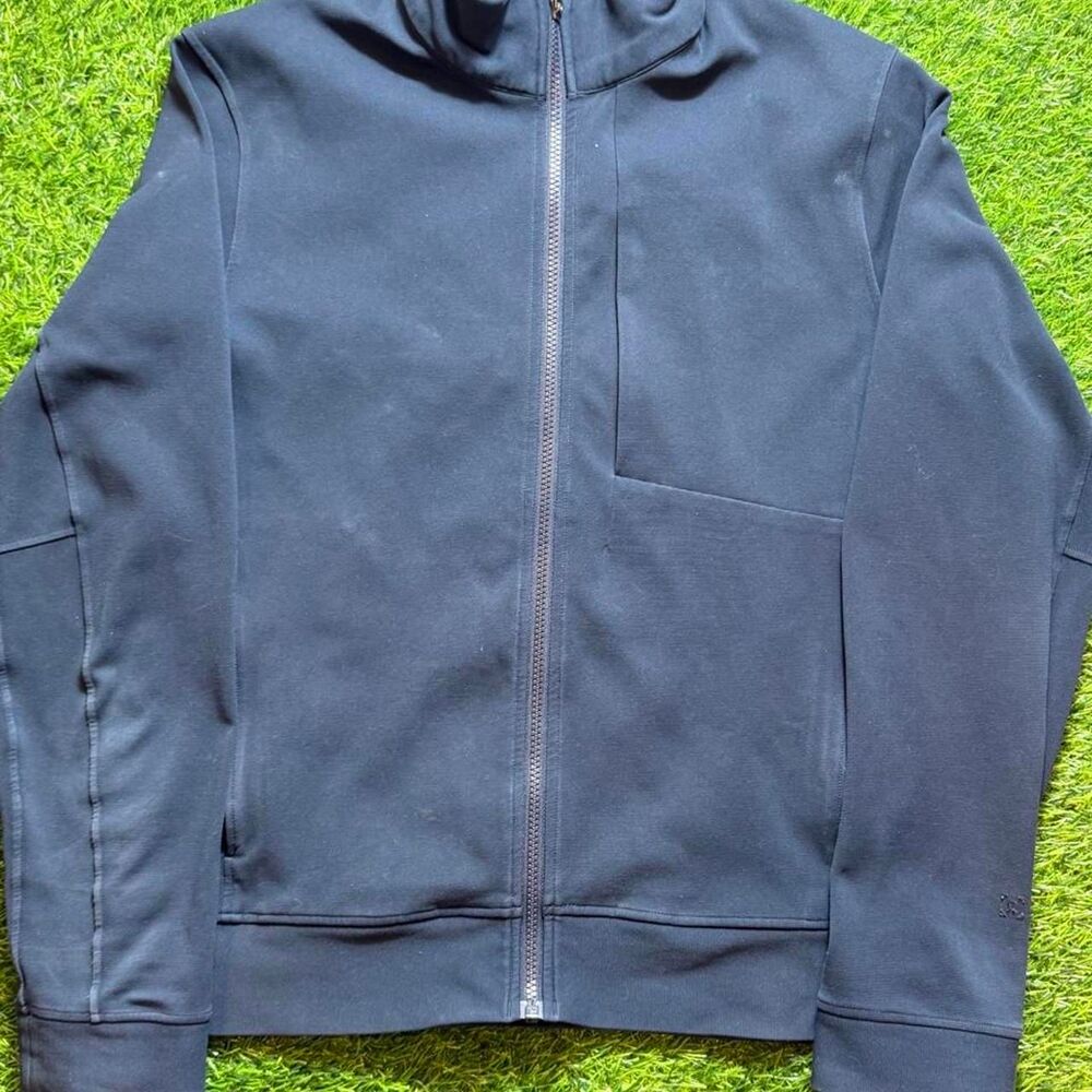 Lululemon Men's Navy and Black Jacket